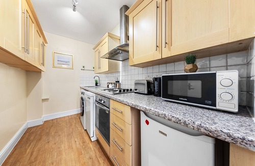 Paddington Apartment | 1 Bed Flat - Sleeps 5 - Pets - Parking - Wifi