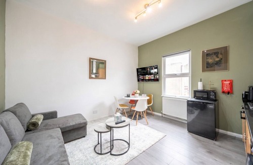 Frognal and Fitzjohns Apartment | 1-Bed Flat Sleeps 4 · Walk to Finchley Road Tube · Swiss Cottage