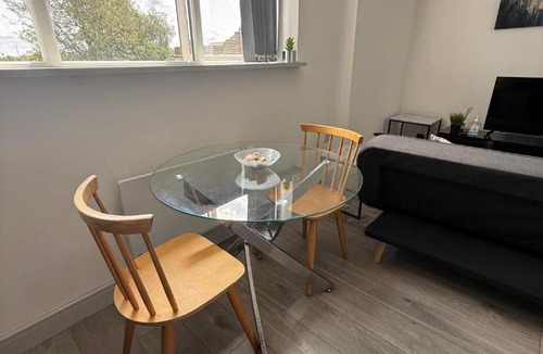 Desborough Apartment | 1 Bed Flat - Sleeps 2 - Pets - Parking - Wifi