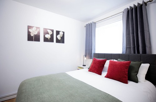 St. Mary's Park Apartment | 1 Bed Flat - Sleeps 4 - Pets - Parking - Wifi