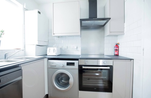 St. Mary's Park Apartment | 1 Bed Flat - Sleeps 4 - Pets - Parking - Wifi