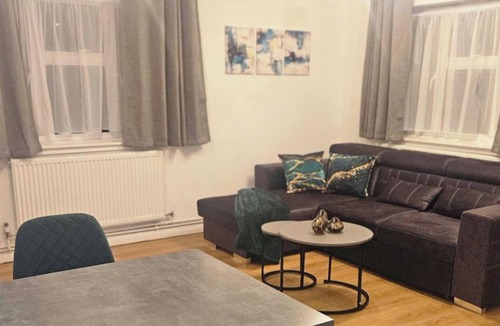 St. Mary's Park Apartment | 1 Bed Flat - Sleeps 4 - Pets - Parking - Wifi