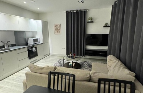 Bracknell Apartment | 1 Bed-sleeps 4-town Centre-10 min to Ascot- Pets