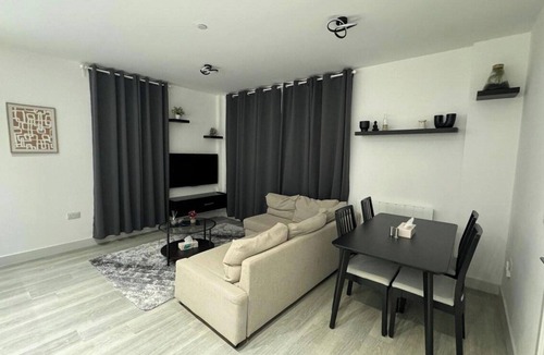 Bracknell Apartment | 1 Bed-sleeps 4-town Centre-10 min to Ascot- Pets