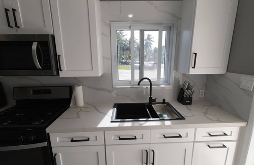 Rokers Point Apartment | 1 bedroom 1 bathroom beach house, beach right at your door steps
