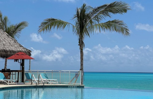 South Bimini Condo | 1 bedroom+loft with 2 full bath steps from the beach, Infinity pool and Tiki bar