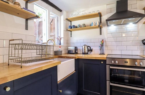 Ravensden Cottage | 1 HARPUR COTTAGE, pet friendly, with a garden in Ravensden