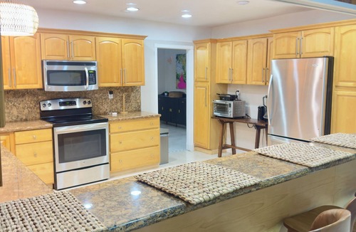 Bahamia West House | 1 King & 2 Bunk Beds located 1.5 miles from the beach