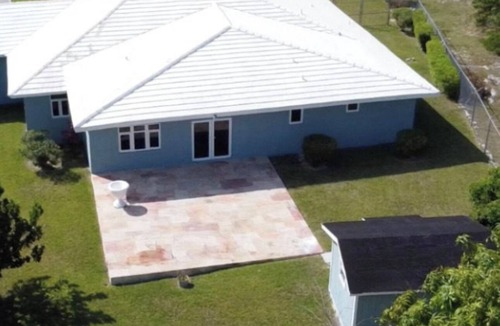 Bahamia West House | 1 King Bed & 2 Queen Beds 1.5 miles from the beach