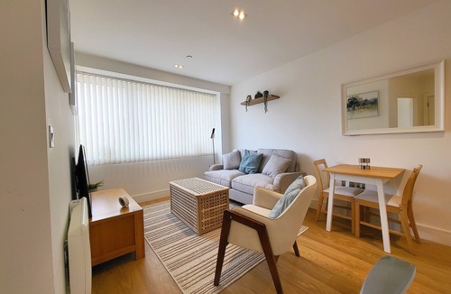 Kings Langley Apartment | 1 min drive to Train, 10 to Warner Bro's