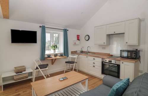 Stuckton Cottage | 1 WELFORD BARNS, pet friendly, with a garden in Fordingbridge