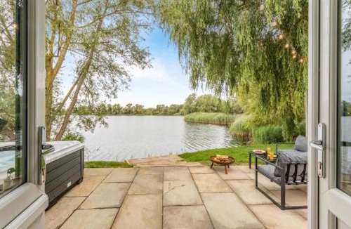 Frognall House | 1 Willowmere lakeside Hideaway