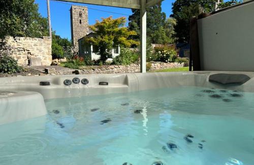 Ovingham House | 10 Bed Stunning House in village, with Hot Tub