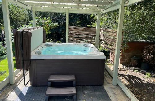 Ovingham House | 10 Bed Stunning House in village, with Hot Tub