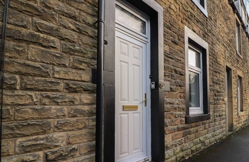 Skipton House | 10 Haw Grove, Hellifield. 2bed