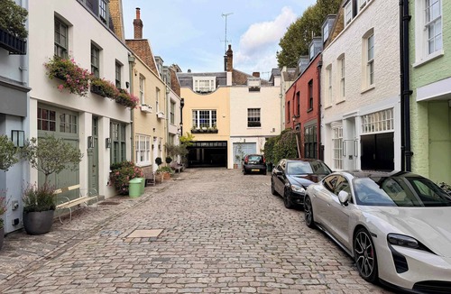 Belgravia House | 10 Mins Walk to Harrods | Belgravia Mews House
