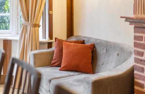 Brent Cross House | 13-Bed London Gem, Opposite Tube Station less than 1 min walk