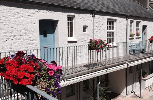 Torquay City Centre Cottage | 15 Trinity Mews - coaching mews just a few steps from harbour and town centre in quiet cul de sac -