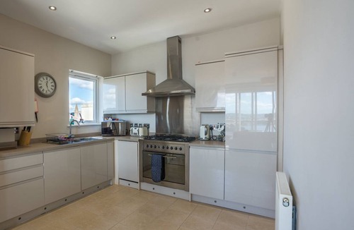 Torquay City Centre Apartment | 17 Astor House - premier apartment with stunning south facing uninterrupted sea views with juliette