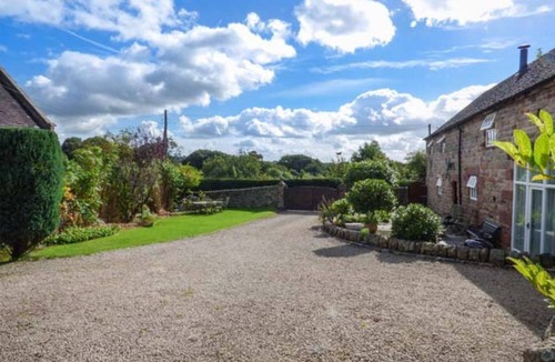 Ipstones House | 17th C Stone Barn Conversion In Village Location - Western Edge Of Peak District