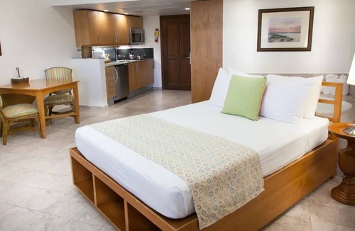 Bell Channel Bay Resort | 1BD Studio at The Marlin resort with kitchen and AC in Freeport