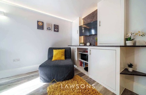 Windsor City Centre Apartment | 1BR Apartment | Walk to Shops & Castle