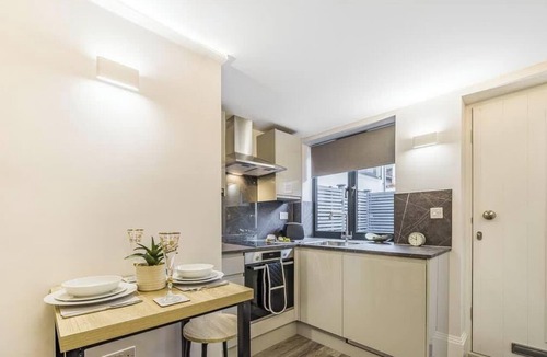 Windsor City Centre Apartment | 1BR Apartment | Walk to Shops & Castle
