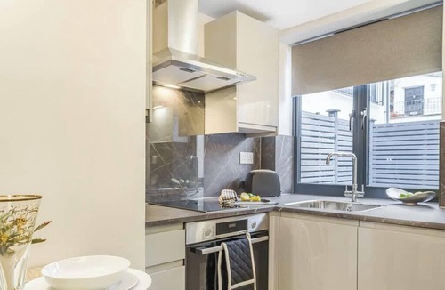 Windsor City Centre Apartment | 1BR Apartment | Walk to Shops & Castle