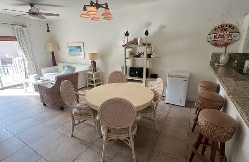 Alice Town Condo | 2/2 CONDO/GREAT LOCATION NEAR BEACH AND POOL/40' BOAT SLIP AVAILABLE/FREE WiFi