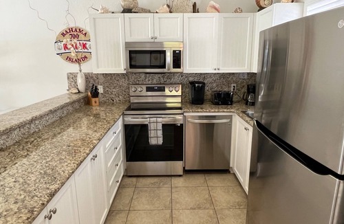 Alice Town Condo | 2/2 CONDO/GREAT LOCATION NEAR BEACH AND POOL/40' BOAT SLIP AVAILABLE/FREE WiFi