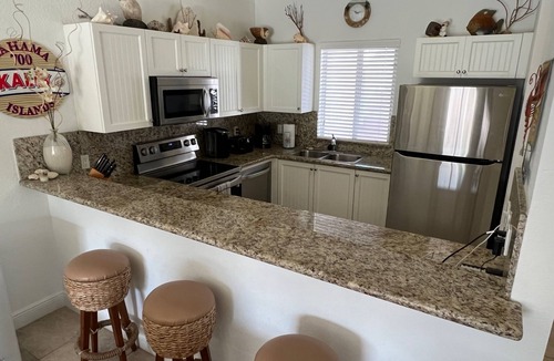 Alice Town Condo | 2/2 CONDO/GREAT LOCATION NEAR BEACH AND POOL/40' BOAT SLIP AVAILABLE/FREE WiFi