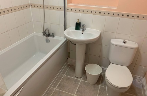 Waddon Apartment | 2 bed 2 bath right next to Park located for access to West end and GTW