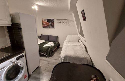 King's Cross Apartment | 2-Bed Apartment Sleeps 7 with Wi-Fi