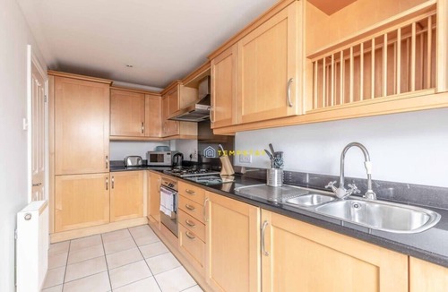 Windsor City Centre Apartment | 2 Bed Apt| Parking| Central Windsor By Tempstay