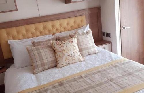 South Lakeland Leisure Village House | 2-Bed Cabin - Sleeps 5 - Parking - Pet Friendly