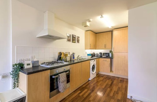 Custom House Apartment | 2 Bed close to ExCeL London and Elizabeth Line with Wi-Fi
