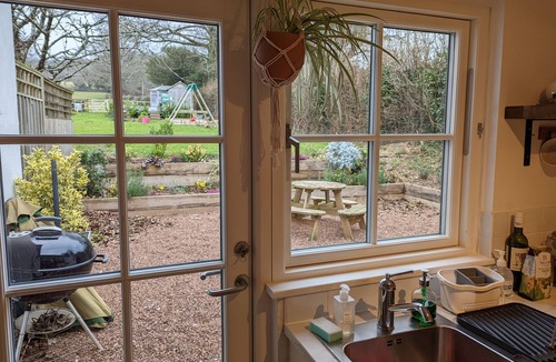 Newton Abbot Cottage | 2 Bed Cottage - Sleeps 4 - Garden, Pets, Wifi