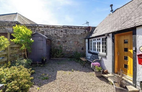 Melrose Cottage | 2 Bed Cottage - Sleeps 4 - Parking - Wifi