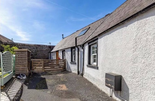 Melrose Cottage | 2 Bed Cottage - Sleeps 4 - Parking - Wifi