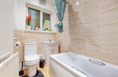 Richmond-upon-Thames Apartment | 2 Bed Flat Parking Near Heathrow WiFi
