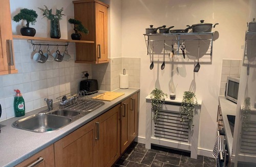 Chinatown Apartment | 2 Bed Flat - Sleeps 6 - Parking - Wifi
