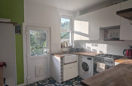 Lewisham Apartment | 2 bed garden flat Hither Green with parking