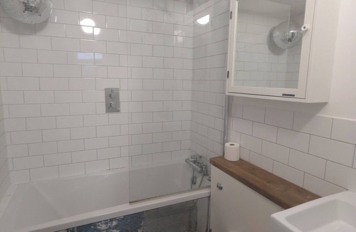 Lewisham Apartment | 2 bed garden flat Hither Green with parking