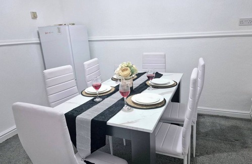 Ashton-under-Lyne House | 2-Bed - Sleeps 6 - Free Parking