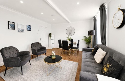 Abingdon Apartment | 2 Bed Top Floor Apt Kensington London W8