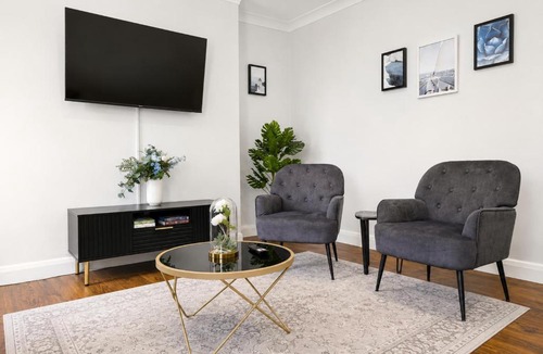Abingdon Apartment | 2 Bed Top Floor Apt Kensington London W8