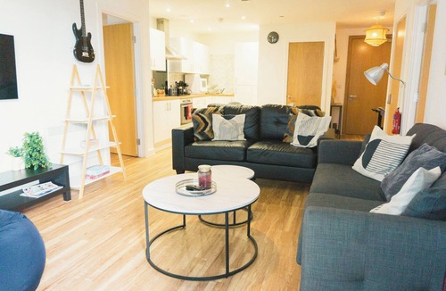 Trafford Apartment | 2-bed waterside retreat with gym in the heart of Manchester!