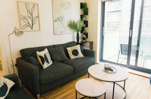 Trafford Apartment | 2-bed waterside retreat with gym in the heart of Manchester!