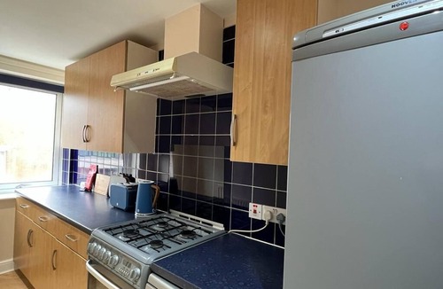 Golborne Apartment | 2 bedroom, 1 bath flat in Westbourne Park near Notting Hill, London. Sleeps 5.