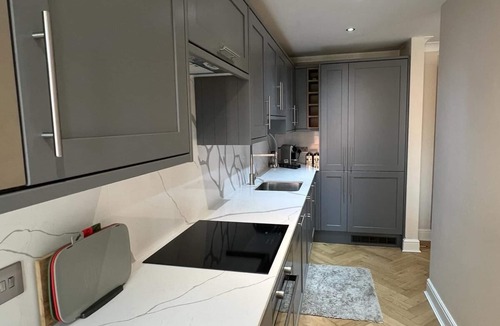 Golborne Apartment | 2 bedroom, 1 bath flat in Westbourne Park near Notting Hill, London. Sleeps 5.